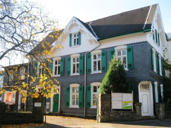 Denkmalgeschütztes Fachwerkhaus in Wuppertal-Hatzfeld, Sitz der Praxis